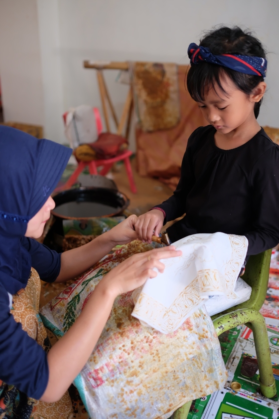 Belajar membatik di Batik Komar, Bandung